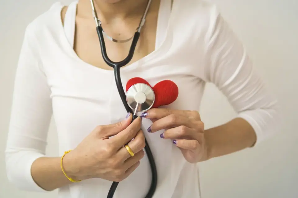 Veterinarian listening to a senior dog&#x27;s heart with a stethoscope